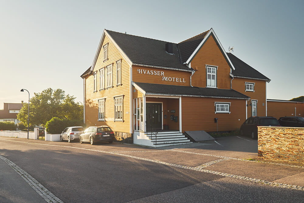 Hovedhuset på Hvasser Motell sett fra veien