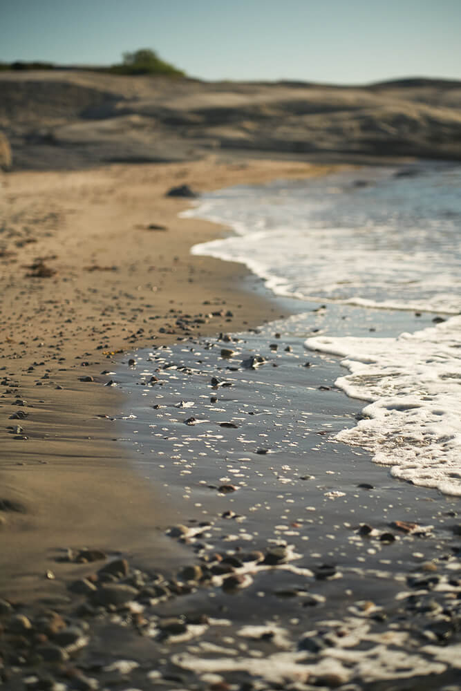 Detalj av bølger som slår inn mot stranden